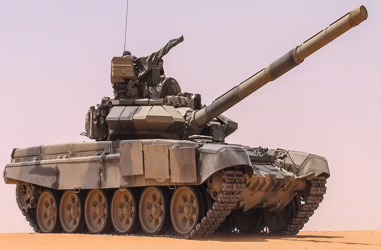 Có một thực tế là T-90 hầu như không xuất hiện trên sóng truyền hình nhà nước Algeria và hình ảnh của chúng cũng khá hạn chế trên giới truyền thông nước này. Việc hình ảnh chiếc T-90 của trung đoàn tăng thiết giáp số 26 Algeria khi Trung tướng Saleh đến thăm là một trong những bức ảnh hiếm hoi về dòng xe tăng chiến đấu hiện đại nhất của nước này.