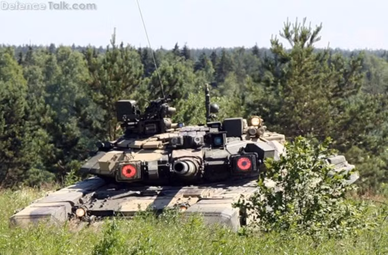 Nga bắt đầu chuyển giao lô T-90 đầu tiên cho Algeria với 185 chiếc trong giai đoạn từ năm 2006-2008 và 187 chiếc tiếp theo từ năm 2012-2013. Sau đó, Algeria còn mua giấy phép lắp ráp 200 chiếc T-90 tại nước này.