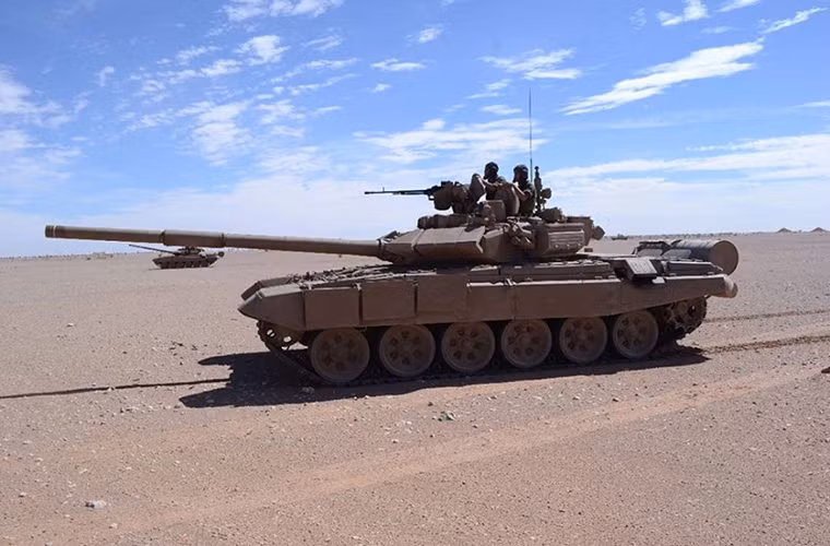 T-90 là dòng xe tăng chiến đấu chủ lực tiên tiến do Nga phát triển vào đầu những năm 1990. Nó được trang bị hầu hết các công nghệ tiên tiến nhất của ngành công nghiệp quốc phòng Nga lúc đó, trong đó có cả Shtora-1. T-90 được trang bị một pháo nòng trơn 125mm 2A46M có khả năng phóng tên lửa chống tăng dẫn đường qua nòng, bên cạnh đó là hệ thống giáp phòng vệ ERA Kontakt-5.