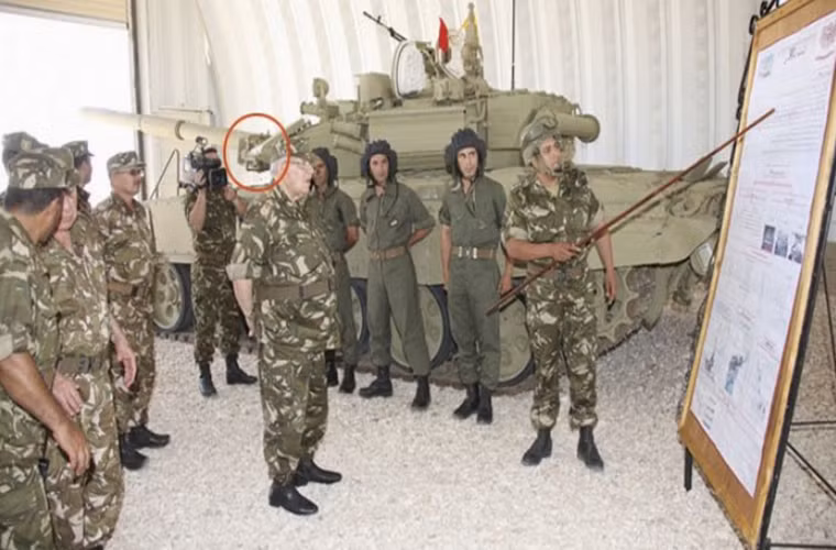 Hình ảnh trên xuất hiện trong một phóng sự do Quân đội Algeria thực hiện khi Trung tướng Ahmed Saleh Gaid – Tư lệnh lực lượng vũ trang Algeria đến kiểm tra trung đoàn tăng thiết giáp số 26 của nước này đóng quân gần khu vực biên giới với Ma-rốc và Mauritania. Đánh dấu đỏ trong hình là đèn hồng ngoại - thành phần của hệ thống Shtora-1 trên T-90SA của Algeria.