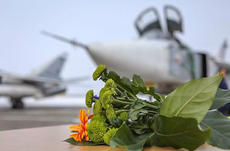 Và những bó hoa dành cho những chiến sĩ tình nguyện Nga mãi nằm lại trên đất Syria trong cuộc chiến chống khủng bố.