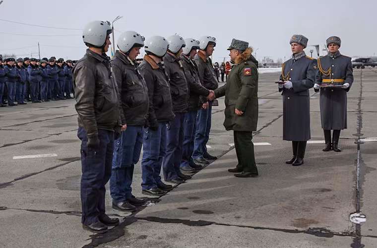 Trong buổi lễ đón phi đội Su-24M về tới Chelyabinsk có sự hiện diện của Thiếu tướng Oleg Makovetsky – Chỉ huy bộ phận huấn luyện chiến thuật bay của Không quân Nga, Thiếu tướng Sergei Poletuchy – Phó Tư lệnh Quân khu Trung tâm Nga và bộ chỉ huy căn cứ không quân Chelyabinsk. Nguồn ảnh: BQP Nga