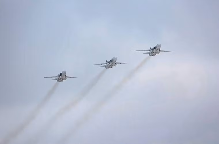 Trong ảnh là ba chiếc Su-24M bay đội hình qua căn cứ Chelyabinsk trước khi hạ cánh.Trong ảnh là ba chiếc Su-24M bay đội hình qua căn cứ Chelyabinsk trước khi hạ cánh.