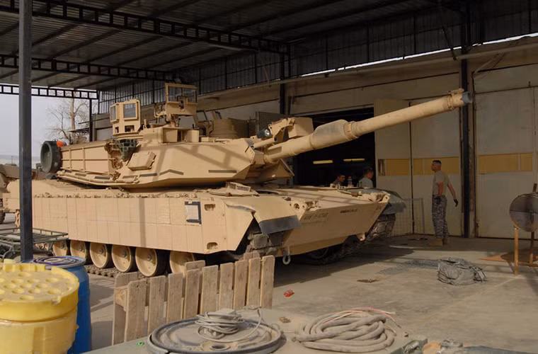 Nhìn chung, toàn bộ tháp pháo của một chiếc Abrams với bộ kit Tusk được bảo vệ một cách tối đa với các tấm giáp dành cho hai xạ thủ súng máy, hệ thống vũ khí tự động 12.7mm và 7.62mm. Bên cạnh đó nó cũng được trang bị nhiều ống phóng lựu đạn khói hơn từ 12 ống phóng lên 23 ống phóng.