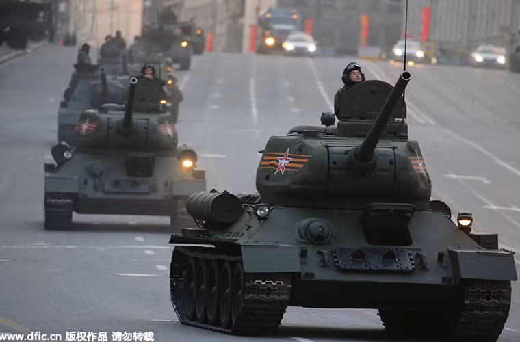Theo lệ những chiếc T-34 tham gia duyệt binh tại Quảng trường Đỏ sẽ được đưa vào vận hành trước 2 tháng và hoạt động cho tới tận 12/5 trước khi được niêm cất trở lại cho lễ duyệt năm sau.