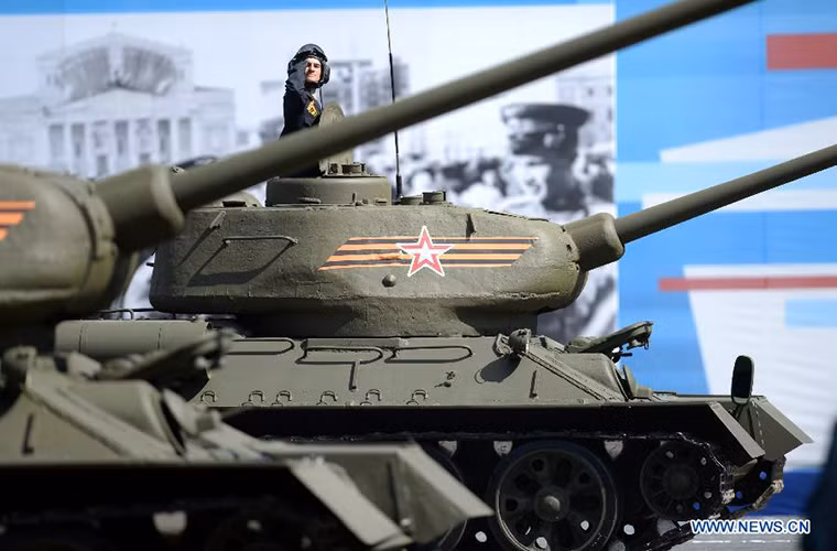 Một chiếc T-34-85 tiêu chuẩn nặng khoảng 26,5 tấn và dài 6,68m với trang bị vũ khí mạnh nhất là một pháo ZiS-S-53 85mm, kíp chiến đấu gồm 5 binh sĩ. Nó được trang bị một động cơ diesel Model V-2-34 38.8L V12 có công suất 500 mã lực và có thể di chuyển với tốc độ tối lên đến 53km/h.