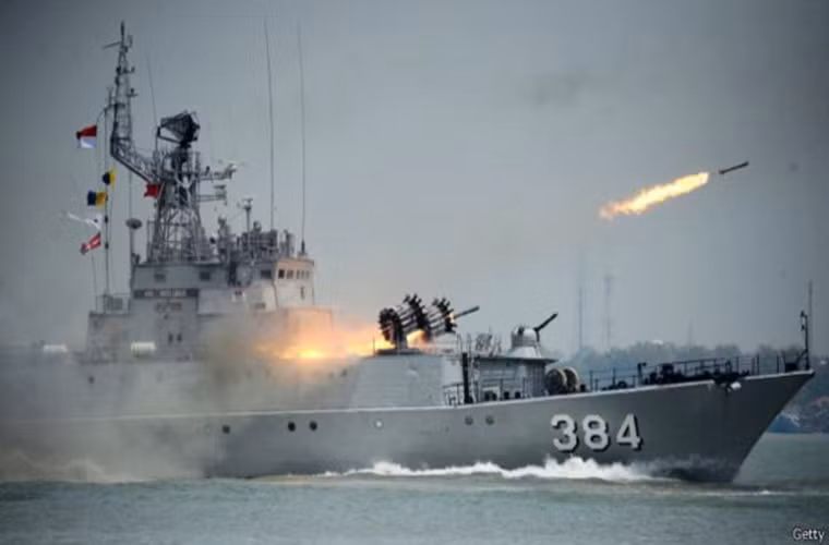 Ngoài biên đội tàu chiến Hải quân Indonesia còn điều động thêm một máy bay tuần tra trên biển CN-235-220 và tàu hậu cần KRI Balikpapan (901) tham gia các hoạt động diễn tập trên biển.Trong ảnh là tàu hộ vệ Parchim của Indonesia phóng rocket chống ngầm RBU-6000 trong một đợt tập trận trên biển gần đây.