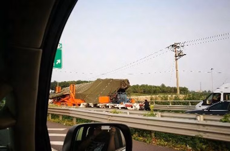 Có ý kiến cho rằng, mẫu máy bay này đang trên đường đưa đi thử nghiệm. Nhưng không loại trừ có thể là chiêu PR của Trung Quốc về loại máy bay mới, vì không thiếu cách để đưa máy bay đi thử nghiệm bằng phương tiện quân sự hàng không, thay vì lại chọn tuyến đường dân sự, mà lại chở bằng xe vận tải thông thường của dân sự, không có hộ tống.