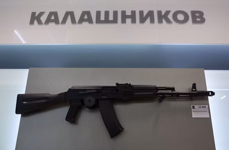 Trong danh sách các mẫu vũ khí này cũng không thể thiếu các dòng súng trường tấn công Kalashnikov điều tạo nên sức mạnh của mỗi binh sĩ Nga, thậm chí nó còn là một biểu tượng của ngành công nghiệp quốc phòng Nga.
