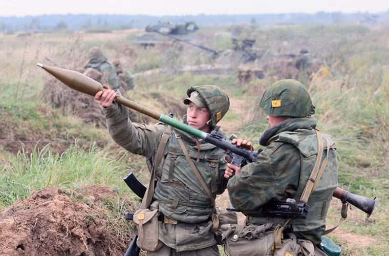 Tiếp theo là cái tên không thể thiếu trong mọi cuộc chiến trên thế giới súng chống tăng RPG-7. Dù được Liên Xô phát triển từ những năm 1960 nhưng vai trò và vị thế của RPG-7 trên chiến trường chưa hề suy giảm trong suốt 50 năm qua.