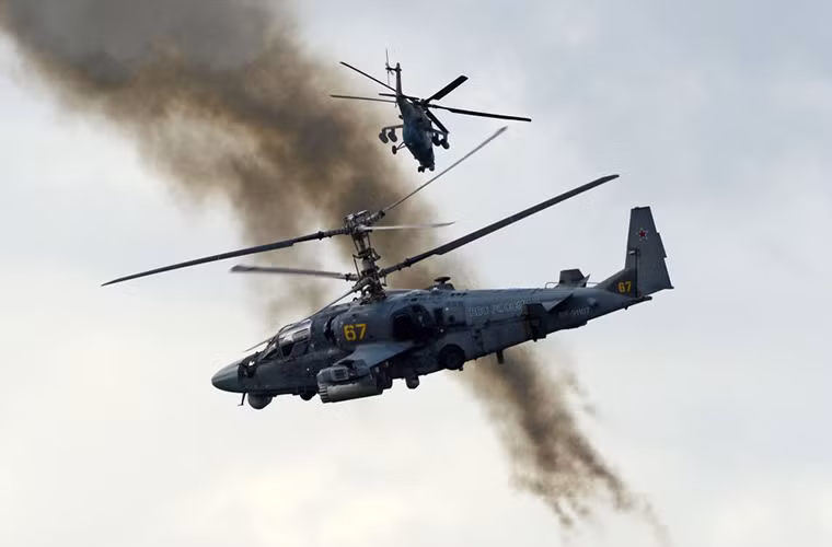 Trực thăng tấn công Ka-52 "Alligator” trình diễn sức mạnh tại diễn đàn quân sự quốc tế Army-2016 do Bộ Quốc phòng Nga tổ chức.