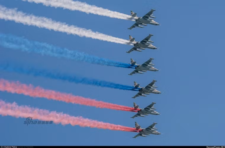 Phi đội gồm 6 chiếc Su-25SM xả khói tạo nên quốc kỳ Nga trên bầu trời Moscow.