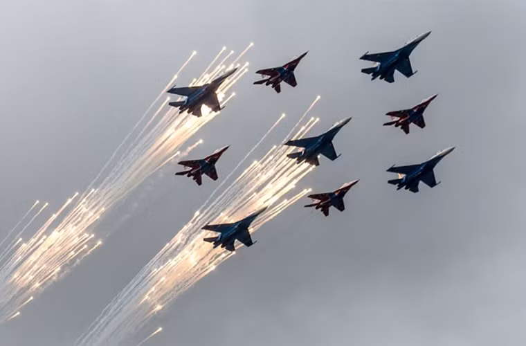 Cùng lúc đó trên bầu trời Moscow hai phi đội máy bay chiến đấu biểu diễn nổi tiếng nhất của Không quân Nga là “Hiệp sĩ Nga” và “Chim Yến” với những chiếc Su-27 và MiG-29 đang thực hiện màn trình diễn với bẫy mồi của mình.