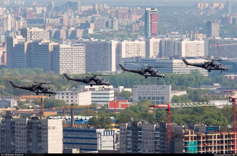 Trực thăng tấn công Mi-35 của Không quân Nga tham gia lễ tổng duyệt 9/5.
