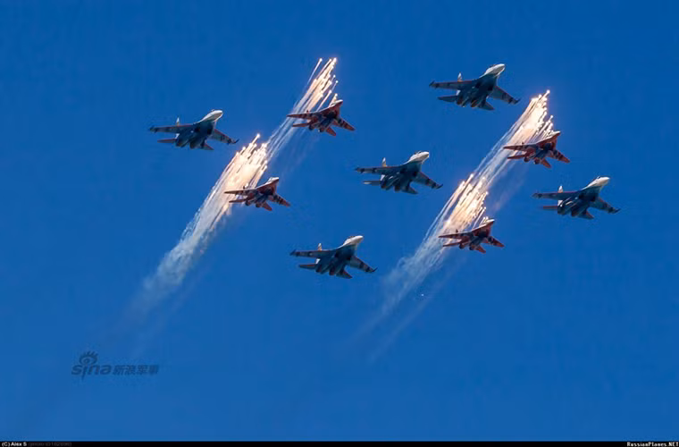 Phi đội máy bay trình diễn hỗn hợp gồm những chiếc Su-27 và MiG-29.