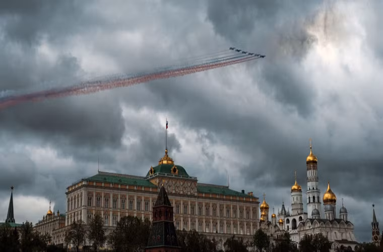 Phi đội cường kích Su-25SM với màn trình diễn quốc kỳ Nga với ba màu khói khác nhau.