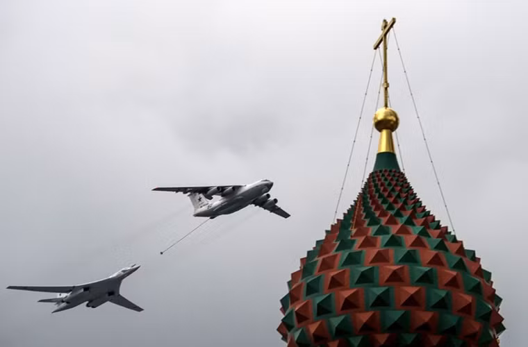 Máy bay tiếp nhiên liệu trên không IL-78 cùng một chiếc máy bay ném bom chiến lược tầm xa Tu-160.