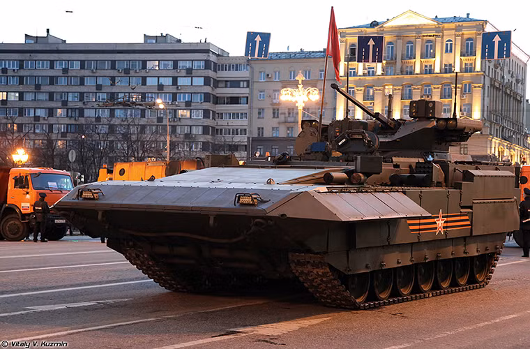 Đứng vị trí thứ hai cũng có liên quan đến khung gầm hạng nặng Armata chính là xe chiến đấu bộ binh T-15 Armata. T-15 được xem là một trong những thiết kế đại diện cho thế hệ xe bọc thép tương lai của Nga với sự thay đổi lớn về mặt thiết kế so với các dòng xe bọc thép trước đây của Moscow.