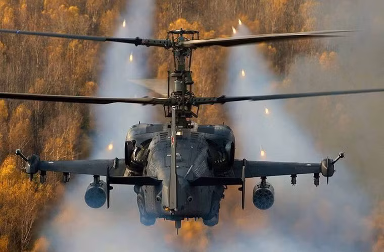 Giống như các sản phẩm khác của Kamov, Ka-52 sở hữu thiết kế cánh quạt nâng đồng trục đặc trưng vốn thích hợp cho bay biển ngoài ra nó còn sở hữu hệ thống vũ khí đa dạng gồm: pháo tự động 30mm, rocket phóng loạt, tên lửa chống tăng dẫn đường và cả tên lửa không đối không.