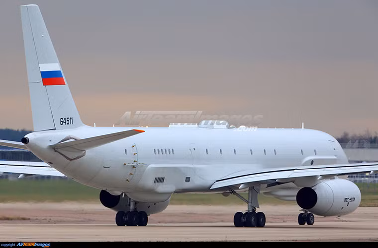 Hệ thống radar đa tần MRK-411 có thể được xem như đôi mắt và đôi tai của Tu-214R, phi hành đoàn trên Tu-214R có thể thu thập mọi dữ liệu họ cần mà không để làm lộ vị trí của mình nhờ chế độ hoạt động thụ động.
