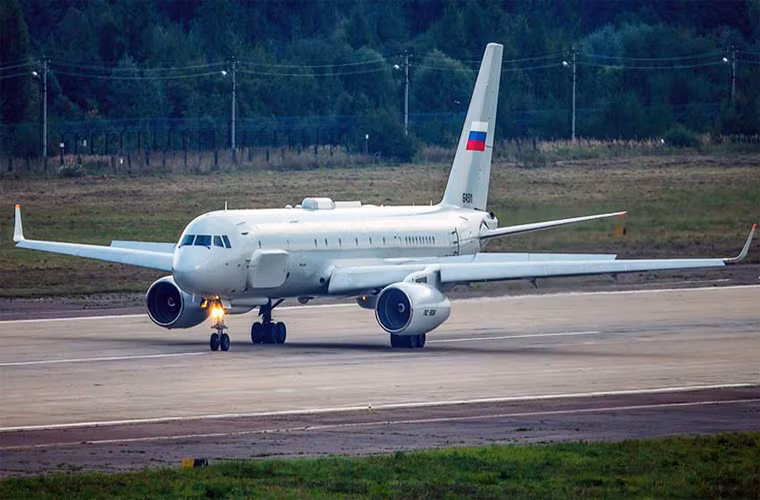 Với vai trò đặc biệt quan trọng của mình mọi trang thiết bị điện tử trên Tu-214R đều cần được bảo trì với các nhân viên kỹ thuật và cơ sở hạ tần đặc biệt. Nếu hoạt động tại Kazan các yêu cầu này luôn được đáp ứng tuy nhiên tại Hmeymim thì mọi chuyện lại khác nhưng Tu-214R vẫn được các kỹ thuật viên tại Hmeymim bảo trì theo đúng quy định dành cho nó. Và cuối cùng mọi chuyến bay của Tu-214R diễn ra tại Syria đều diễn ra suôn sẻ.