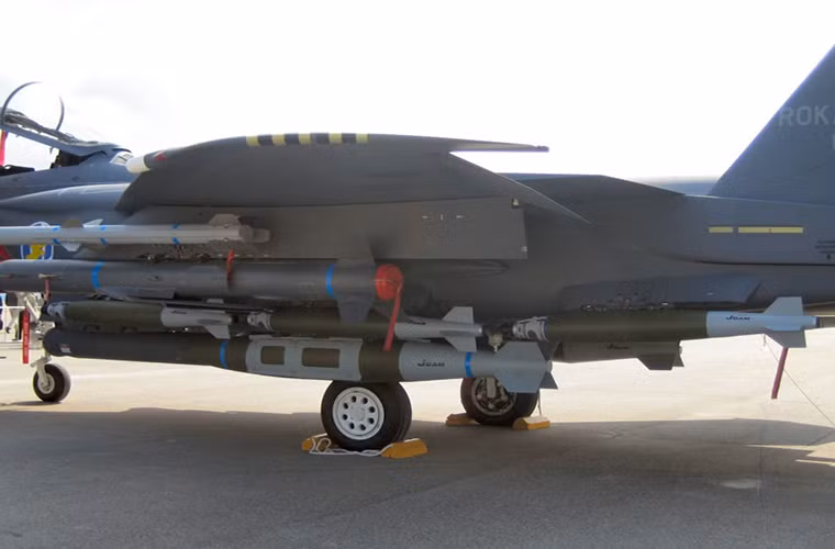 Chiếc F-15K với hệ thống vũ khí nó mang theo gồm các loại bom JDAM, tên lửa không đối không và không đối đất.