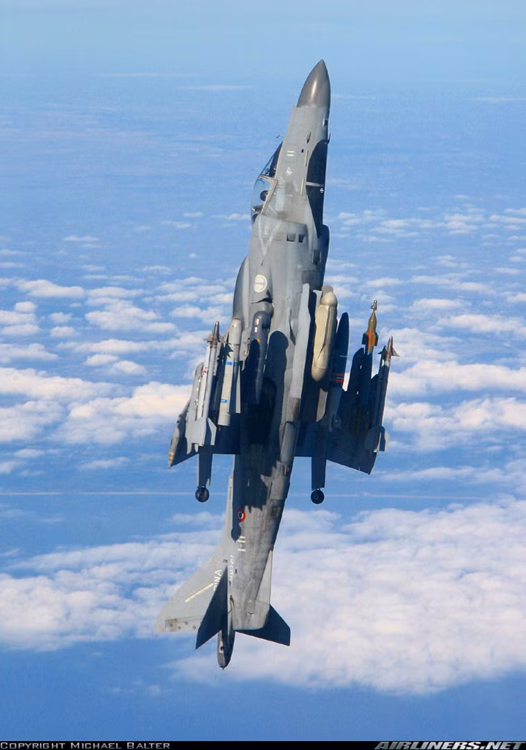 AV-8B được trang bị động cơ phản lực Rolls-Royce F402-RR-408 với 4 vòi phun cho phép cất và hạ cánh thẳng đứng, tốc độ tối đa 1.083 km/h, bán kính chiến đấu 556 km.