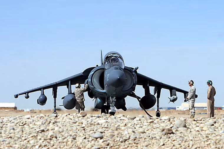 Chiến đấu cơ AV-8B có thể thực hiện nhiệm vụ không đối không, đối đất và chống hạm khá tốt. Trong Chiến tranh vùng Vịnh, AV-8B thể hiện vai trò khá tốt trong việc yểm cho cho thủy quân lục chiến Mỹ. AV-8B có thể cung cấp chi viện hỏa lực liên tục trong 24 giờ cho các đơn vị tấn công mặt đất, một khả năng mà các phi công lái F/A-18 phải ghen tị.