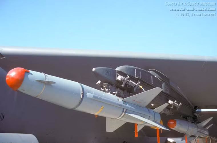 Một trong những dòng tên lửa tấn công mặt đất khác của B-52H là AGM-142 Raptor hay còn được gọi là Popeye với tầm bắn hiệu quả hơn 78km và được trang bị một đầu đạn phân mảnh nặng tới 340kg.