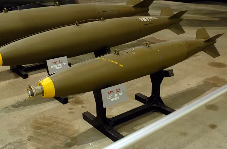 Ngoài các loại tên lửa không đối đất, một trang bị không thể thiếu đối với B-52H là các dòng bom thông dụng thuộc series Mk 80 gồm Mk 82 và Mk 83, chúng được Không quân Mỹ sử dụng sau Chiến tranh Thế giới thứ 2 cho đến tận ngày này với nhiều biến thể khác nhau.