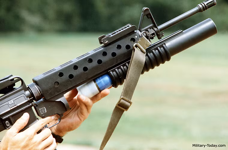 Một khẩu M16 được trang bị M203 bao gồm cả giá đỡ và đạn có trọng lượng 5kg nặng hơn nhiều nếu so với một khẩu M16 hay M79. Tuy nhiên nó lại giúp cho binh sĩ có thể sử dụng được hai loại vũ khí cùng một lúc với sức mạnh hỏa lực được cải thiện đáng kể. Bên cạnh đó thiết kế của M203 giúp cho binh sĩ có thể sử dụng nó một cách dễ dàng trong mọi tình huống.