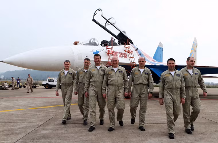 Phi đội “Hiệp sĩ Nga” được trang bị 6 chiếc Su-27 trong đó có 4 chiếc Su-27P và 2 chiếc Su-27UB biến thể hai chỗ ngồi. Nguồn ảnh: TASS