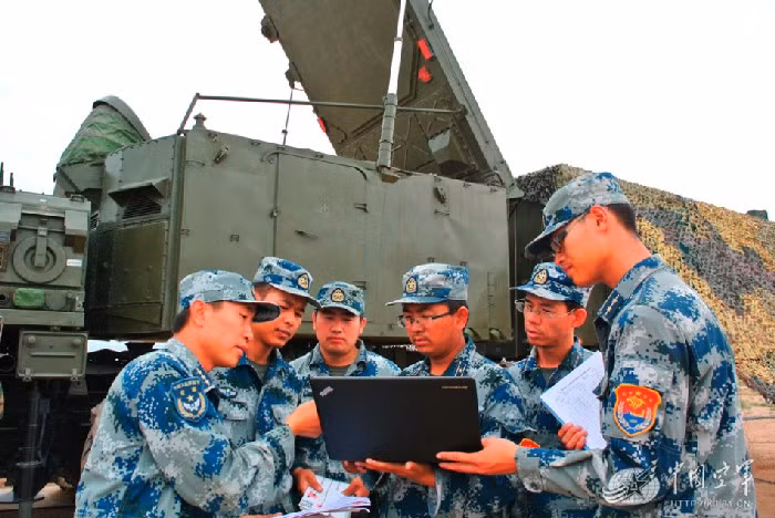 Hệ thống radar điều khiển hỏa lực 30N6E2 của S-300PMU2 có khả năng tự động hóa cao trong quá trình phát hiện, bám bắt, xử lý mục tiêu. Radar được trang bị bộ vi xử lý kỹ thuật số tốc độ cao cho phép phản ứng với mục tiêu nhanh hơn, khả năng kháng nhiễu cao hơn. Nó có tầm hoạt động lên đến 300km và có thể theo dõi cùng lúc 100 mục tiêu trên không.