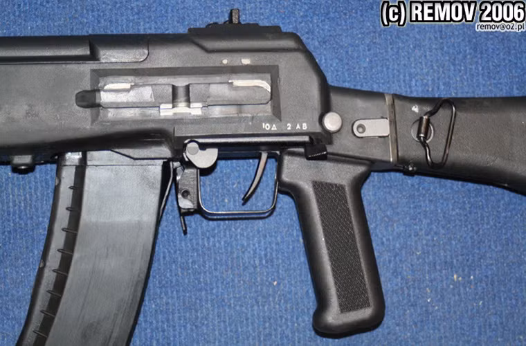 Điểm duy nhất của An-94 có thể tận dụng từ các dòng súng trường tấn công trước đó của Nga là hộp tiếp đạn tiêu chuẩn dùng cho cỡ đạn 5.45x39mm trên những khẩu AK-74. Ngoài ra nó cũng có thể sử dụng hộp tiếp đạn 45 viên của RPK-74.
