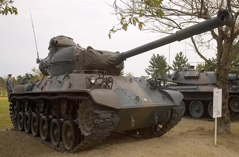 Giai đoạn đầu sau năm 1945, Lực lượng cảnh sát vũ trang (sau này là Lực lượng Phòng vệ Nhật Bản) chỉ được trang bị các loại xe tăng hạng trung như M4A3E8 Sherman và M24 Chaffee do Mỹ chế tạo. Tuy nhiên các xe tăng này có kích thước quá lớn so với chiều cao trung bình của người Nhật khi đó và việc điều khiển những chiếc xe tăng này là một vấn đề nan giải.