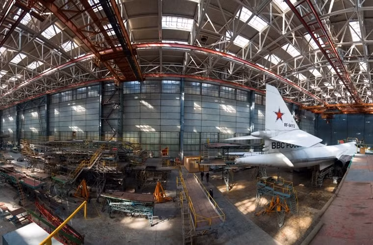 Tu-160 có tầm hoạt động tối đa lên đến 12.300km bên cạnh đó nó cũng được trang bị cần tiếp nhiên liệu trên không nhằm tăng tầm hoạt động, tốc độ bay tối đa của Tu-160 là hơn 2.200km/h với trần bay 15.000m. Nguồn: English Russia