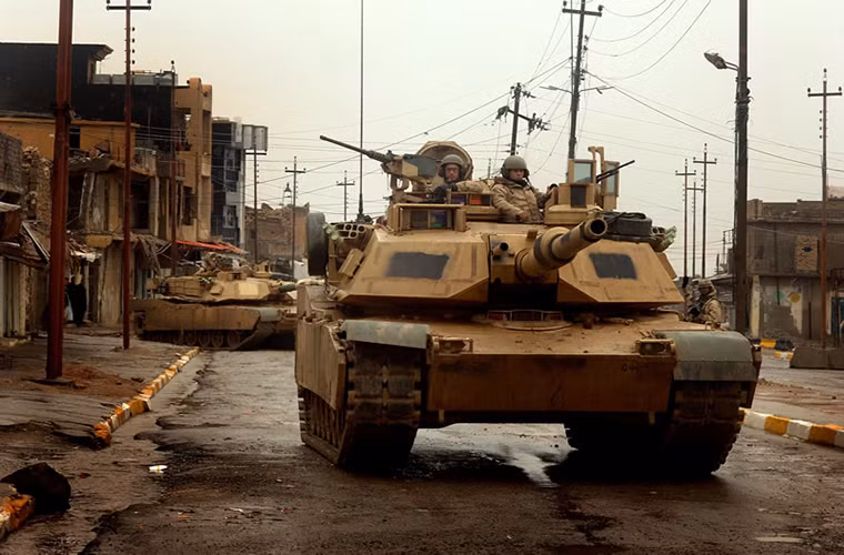 Tuy nhiên trong Chiến tranh Iraq 2003, M1 Abrams cũng thể hiện rõ những yếu điểm của mình trong tác chiến đô thị và nó quá dễ bị tổn thương bởi các loại vũ khí chống tăng cầm tay hay thiết bị nổ tự tạo.