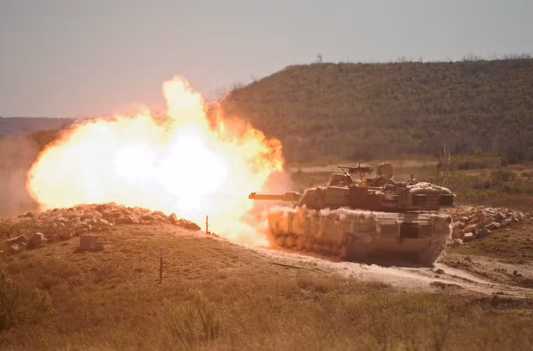 Phiên bản M1 ban đầu được trang bị pháo 105mm M68, phải đến phiên bản M1A1 thì Abrams mới được trang bị háo chính 120mm L/44 M256A1 mạnh mẽ với cơ số đạn mang theo có thể lên tới 42 viên.
