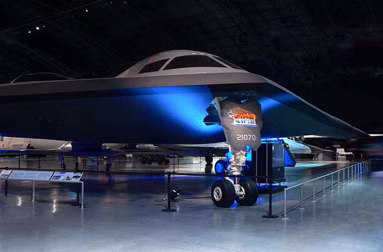 B-2 Spirit từ lâu đã được xem là đứa con cưng của Không quân Mỹ khi nó là mẫu máy bay ném bom tàng hình đầu tiên của nước này, bên cạnh khả năng triển khai vũ khí thông thường B-2 còn có thể triển khai cả vũ khí hạt nhân. Dù vậy khả năng tàng hình mới là “vũ khí” đặc biệt của mẫu máy bay ném bom này.