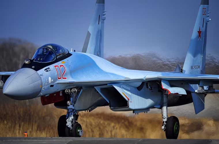 Cho tới thời điểm hiện tại, Ấn Độ đã đặt mua hơn 310 chiếc Su-30MKI từ Nga trong đó hợp đồng 272 chiếc Su-30MKI đầu tiên được ký kết vào những năm 1990 với 230 chiếc được lắp ráp tại Ấn Độ. Đến năm 2012, Ấn Độ đã đặt mua thêm từ Nga thêm 42 chiếc Su-30MKI và toàn bộ số máy bay này được lắp ráp hoàn tại nhà máy công nghiệp hàng không Hindustan Aeronautics Limited (HAL) của Ấn Độ.