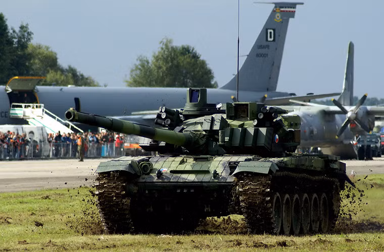 Hiện tại Quân đội Czech có trong biên chế 30 chiếc T-72M4CZ và 90 chiếc T-72M. Để loại bỏ số xe tăng này cũng không hề dễ dàng khi chúng là tất cả nhưng gì quân đội nước này có, nhưng là một quốc gia thành viên của khối quân sự NATO việc Czech tiếp tục sử dụng T-72 sẽ không được lòng các thành viên chủ chốt của khối quân sự này. Do đó dù có muốn hay không thì số phận của T-72 tại Czech đã sớm được định đoạt.