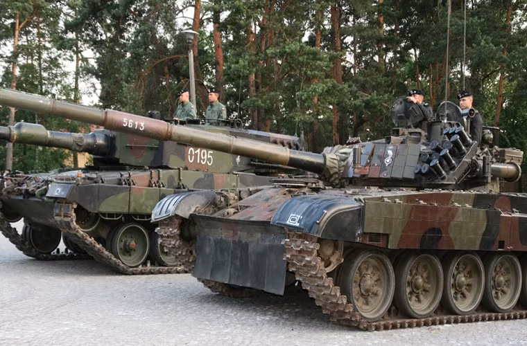Bên cạnh đó, hiện tại T-72 vẫn có tiềm năng hiện đại hóa rất lớn, thay vì loại bỏ dòng xe tăng này Czech vẫn có thể giữ lại chúng và bổ sung thêm những chiếc Leopard mới. Phương án này hoàn toàn khả thi hơn là loại bỏ T-72. Trong ảnh là bộ đôi Leopard và T-72 của Quân đội Ba Lan.
