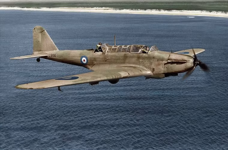 Và ở vị trí tiếp theo là một máy bay khác cũng của Không quân Anh - mẫu máy bay ném bom hạng nhẹ Fairey Battle. Điểm đáng nói ở đây là Fairey Battle chỉ có thể mang theo 700kg bom với 4 quả bom 110kg và 1 quả bom 230kg nhưng lại có phi hành đoàn tới 3 người quá nhiều cho một mẫu máy bay ném hạng nhẹ.