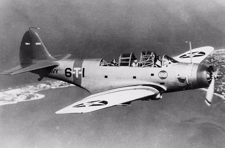 Vị trí tiếp theo thuộc về mẫu máy bay ném bom/ngư lôi Douglas TBD Devastator của Hải quân Mỹ. Trên thực tế Douglas TBD Devastator trong giai đoạn đầu phát triển của nó được đánh giá khá cao thậm chí là tiên tiến nhất thời kỳ đó. Nhưng chỉ vài năm sau đó Douglas TBD Devastator dần trở nên lỗi thời so với các dòng máy bay cùng loại khác nhất là sau sự kiện Trân Châu Cảng.