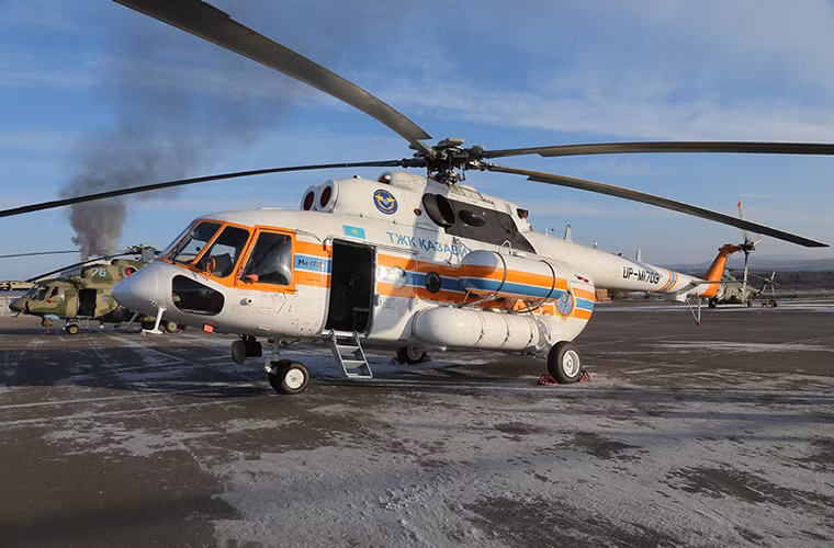 Bên cạnh đó là một chiếc Mi-171E của Bộ Nội vụ Kazakhstan.