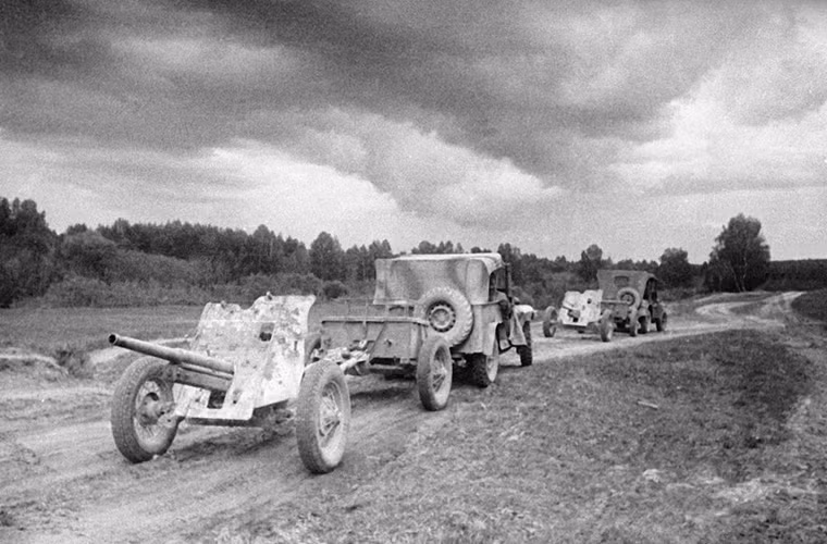 Trong ảnh là những chiếc GAZ-76 do Liên Xô chế tạo kéo theo pháo chống tăng M1942 (M-42) 45mm. Nguồn ảnh: Sputnik