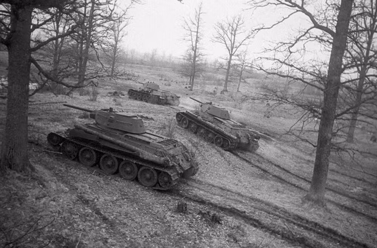 Trong khi đó dưới mặt đất những chiếc xe tăng T-34 huyền thoại của Hồng quân đánh bại hoàn toàn những mũi nhọn tăng thiết giáp của quân Đức. Nguồn ảnh: Sputnik