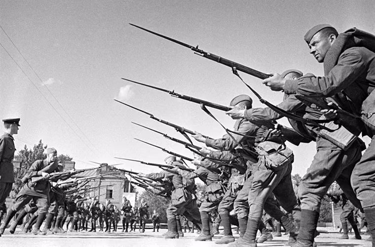 Vào thời điểm đầu của chiến dịch Đức xâm lược Liên Xô Barbarossa, Liên Xô có khoảng 150 đơn vị quân sự bố trí dọc khu vực biên giới phía tây. Quân chủ lực của cả hai bên ngay lập tức chạm trán với nhau ngay sau khi quân Đức vừa vượt qua biên giới.