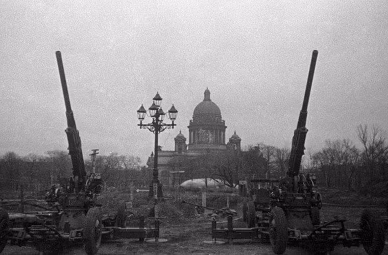 Cuộc bao vây Leningrad là một trong những trận đánh lâu nhất của Đức từ khi bắt đầu chiến dịch Belorussia, nó kéo dài hơn 900 ngày và khiến 200.000 dân thường thiệt mạng do hỏa lực từ phía Đức. Trong khi đó có tới 630.000 người chết do bệnh tất và nạn đói. Trong ảnh là pháo phòng không Liên Xô bảo vệ bầu trời Leningrad phía trước nhà thờ Thánh St Isaac.