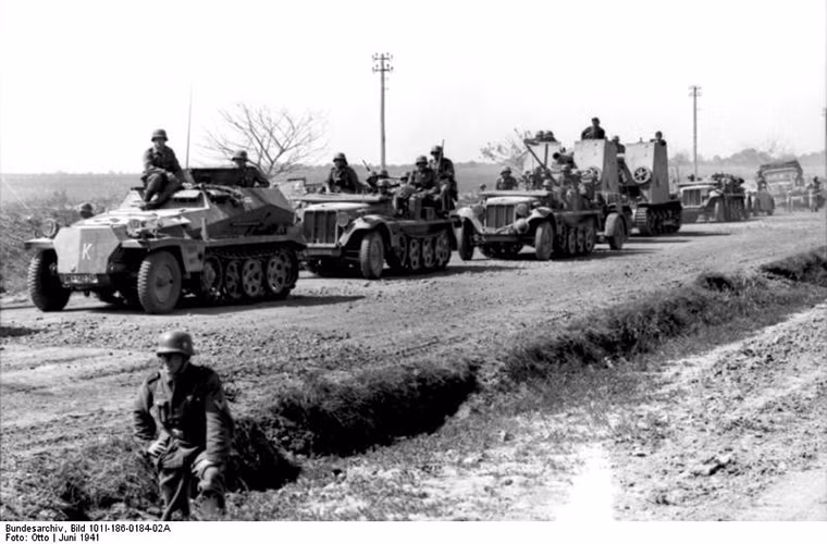 Đại sức Đức tại Moscow tuyên bố chiến tranh với Liên Xô vào ngày 22/6/1941 với lý do Liên Xô vi phạm các điều khoản trong hiệp ước Xô-Đức.